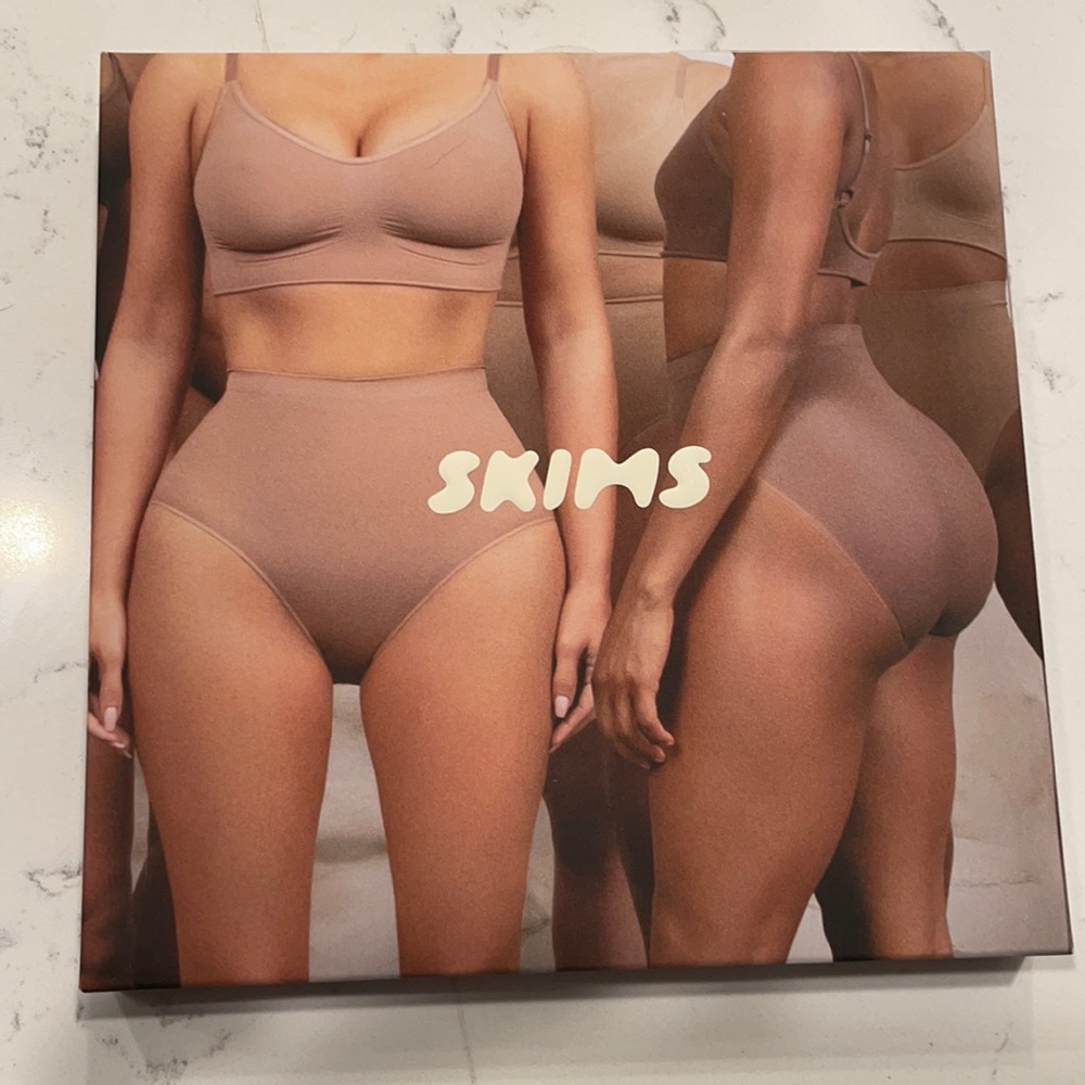 Skims sculpting mid waist thong Clay S/M